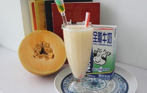 吃哈密瓜能喝牛奶吗,搭配饮用指南