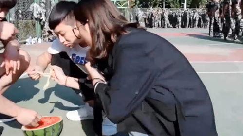 调皮学长吃瓜,揭秘校园风云录