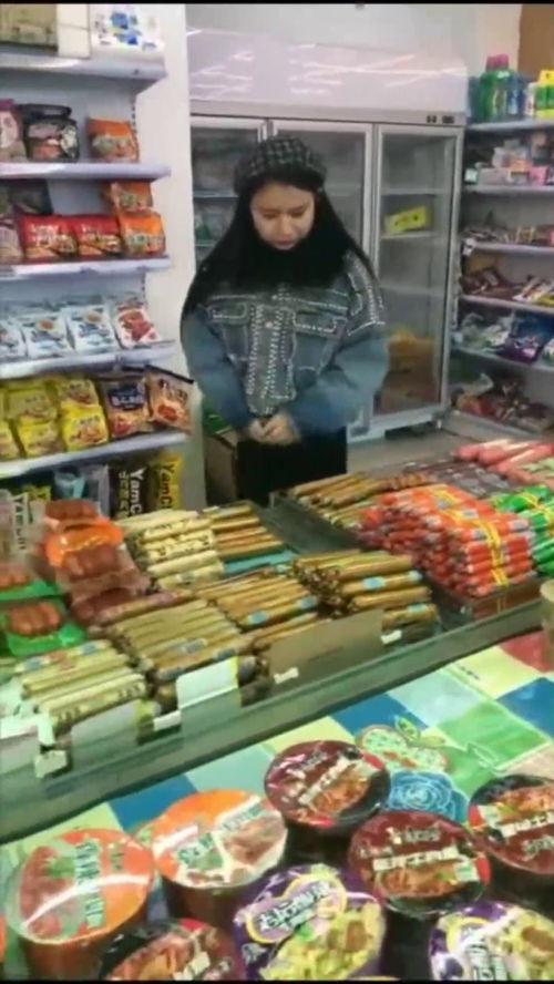 情侣在超市吃瓜,情侣超市甜蜜互动瞬间