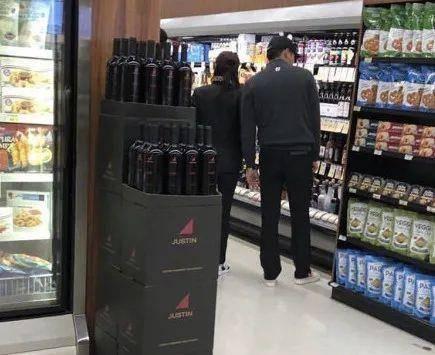 情侣在超市吃瓜,情侣超市甜蜜互动瞬间