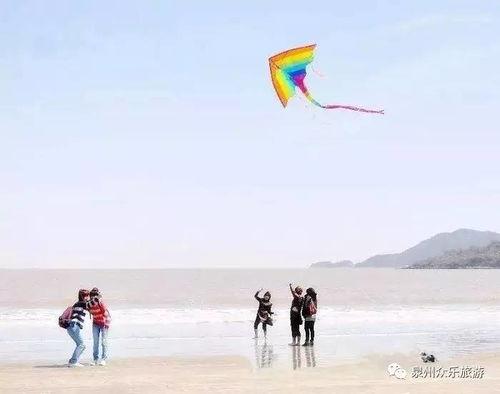 海边吃瓜拍照,定格夏日美好瞬间