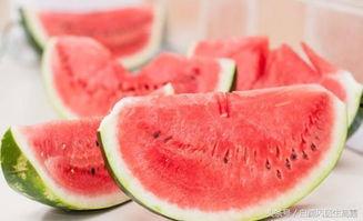 吃瓜群众夏天吃西瓜,吃瓜群众西瓜盛宴