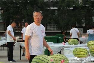 兄弟照外景吃瓜,户外吃瓜欢乐多