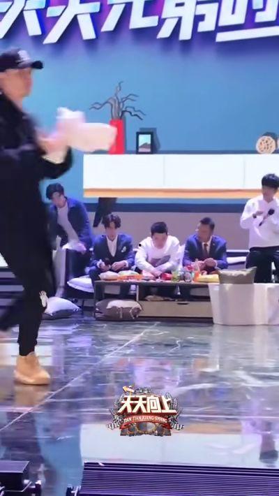 天天看戏吃瓜  第1张