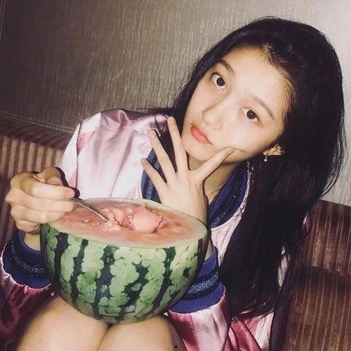 头像女吃瓜小孩,小女童的欢乐吃瓜时光