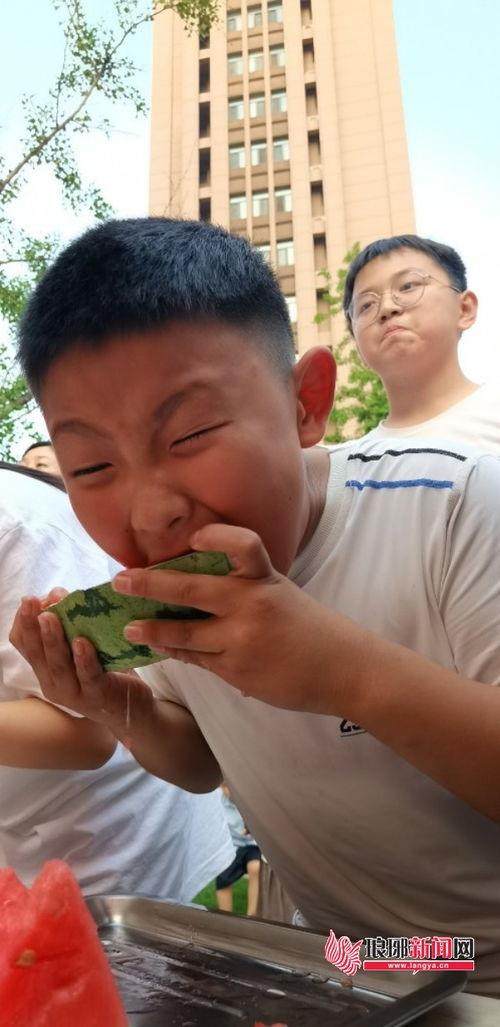 吃瓜大嘴,吃瓜大嘴带你领略明星幕后故事  第2张