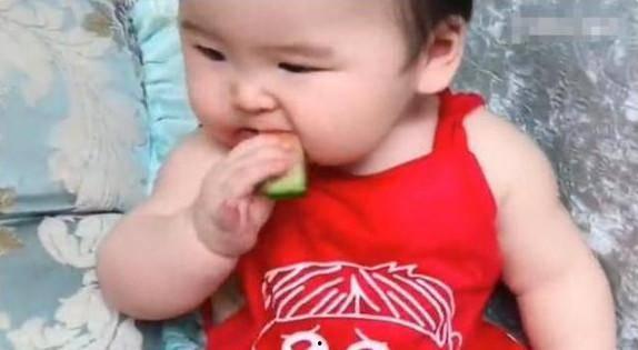 吃瓜儿子无视爸爸,家庭矛盾升级  第1张