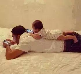 吃瓜儿子无视爸爸,家庭矛盾升级  第3张